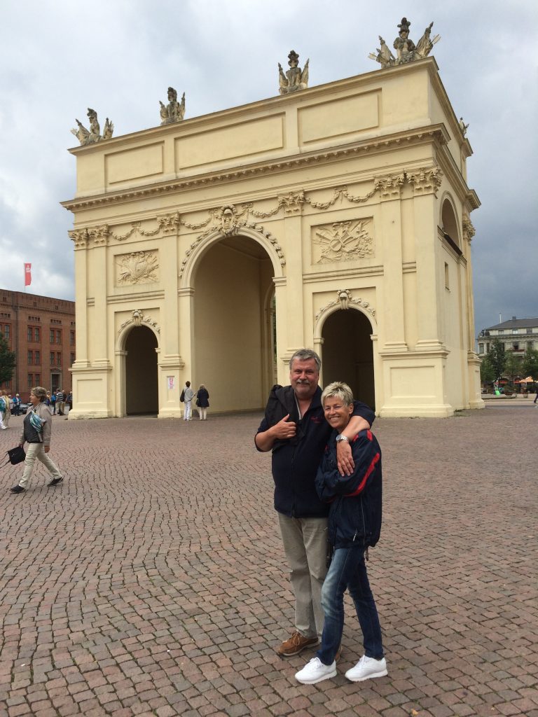 Bernd und Gisi vor dem Brandenburger Tor in Potsdam