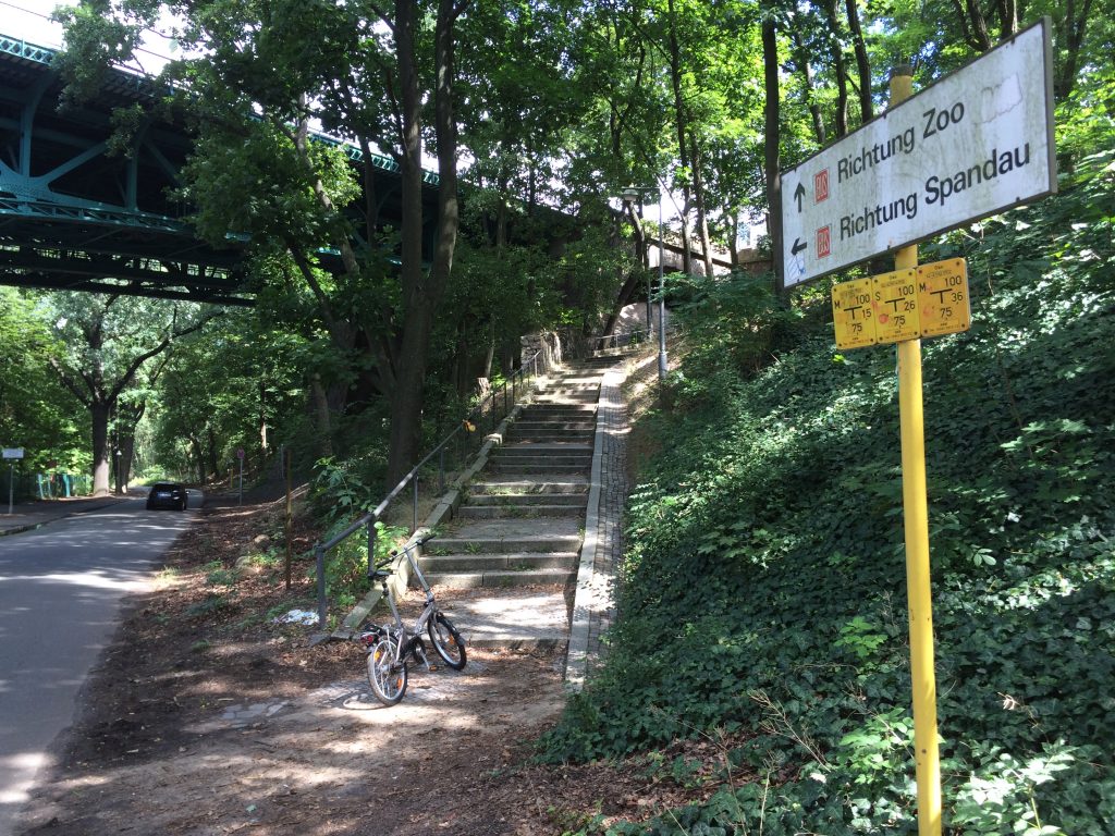 Fahrrad hochtragen zur Heerstrasse am Stoessensee