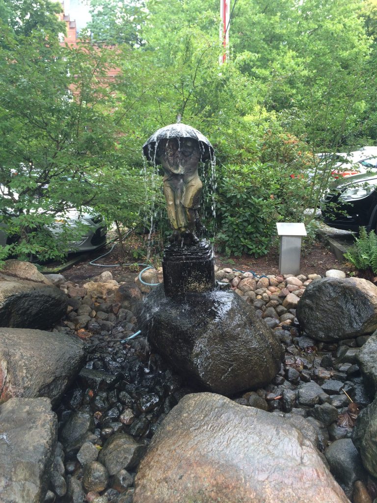 Brunnen-Skulptur vor dem Inselhotel Hermannswerder